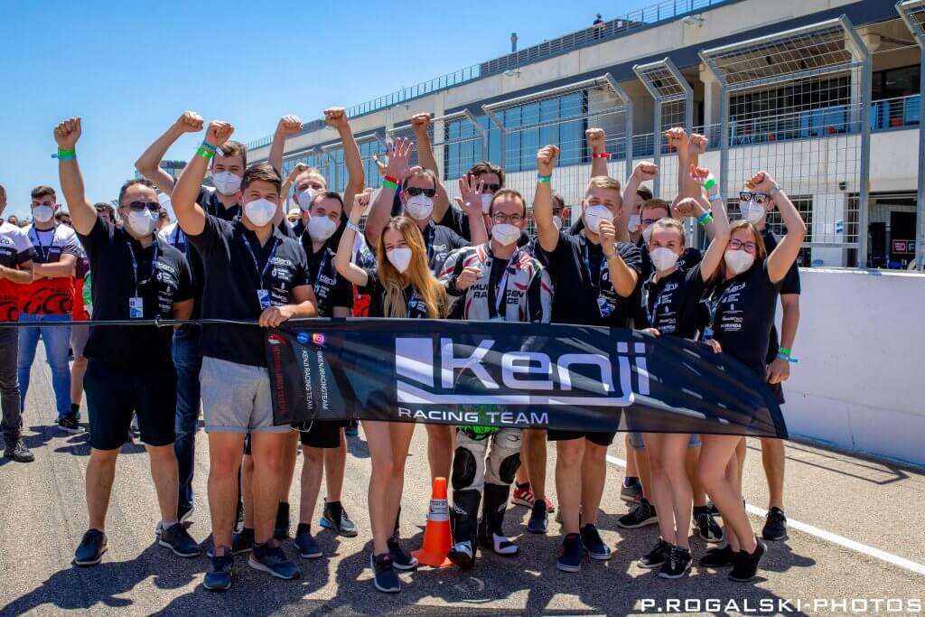 A Kenji Racing Team motorépítő csapat a spanyolországi versenyen